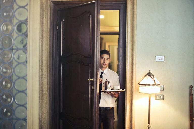 Hotel Organizational Structure – How It Works & Examples